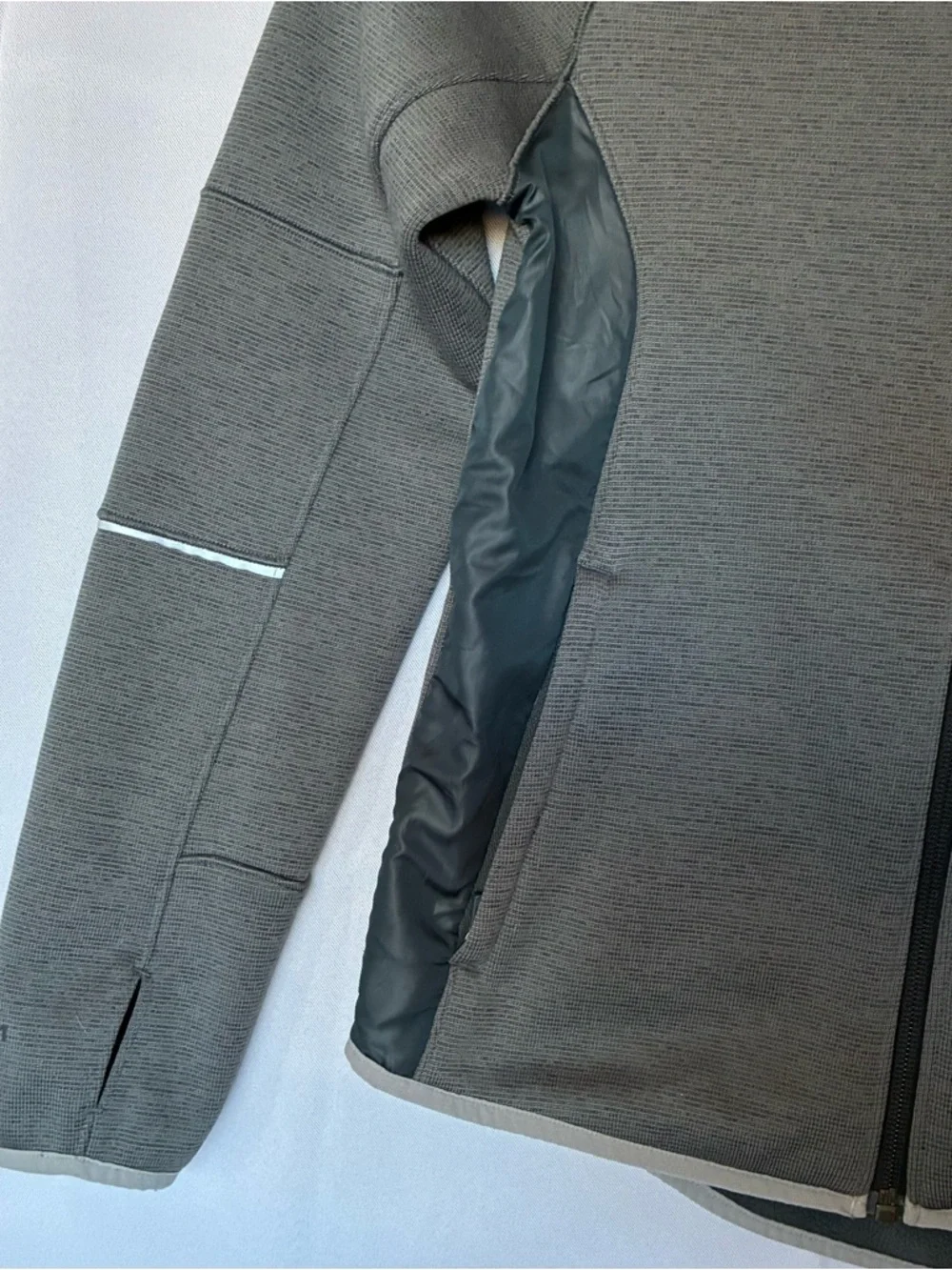 UNDER ARMOUR boys size medium jacket - Picture 6 of 7